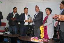  मायाको चिनो प्रदान गर्दै  गा. पा. अध्यक्ष जीवन लामा